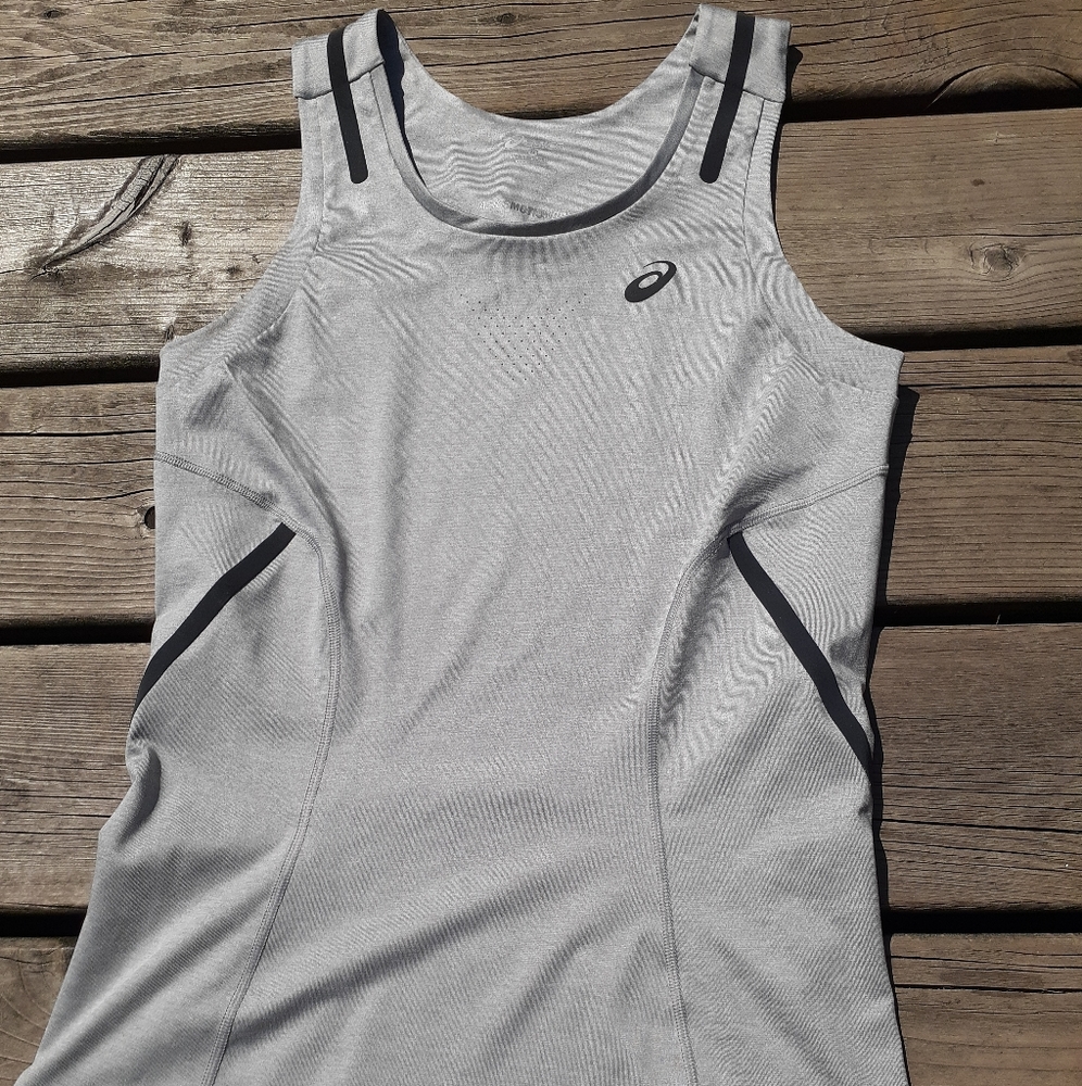 Asics top size M grey structured fit